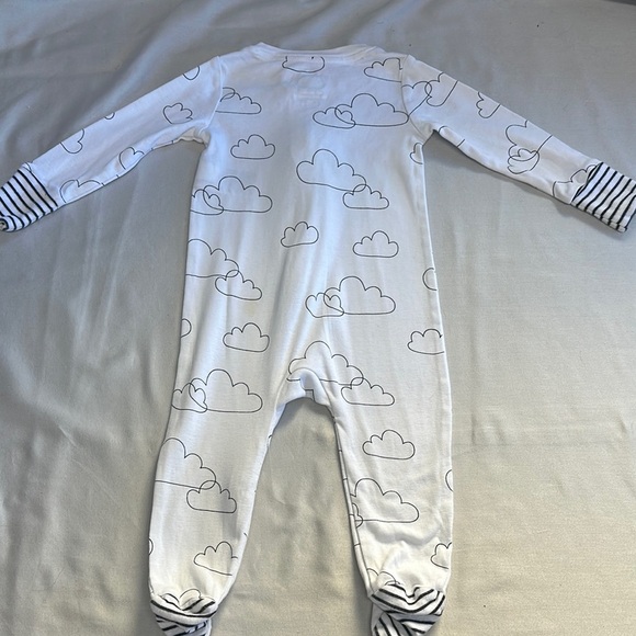 GAP LIKE NEW - convertible Baby White Onesie with cloud Design - Picture 4 of 5